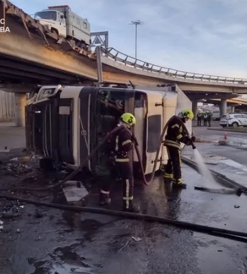 Аварія на Видубичах у Києві: з&#039;явилися нові кадри з місця падіння фури з мосту