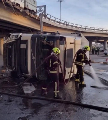 У Києві вантажівка впала із мосту