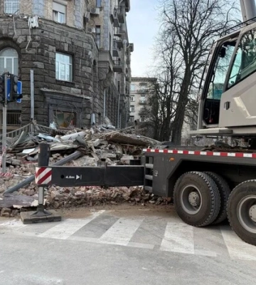 На місці учорашнього удару по центру Києва тривають аварійні роботи 