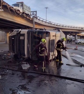 У Києві вантажівка впала з Південного мосту 