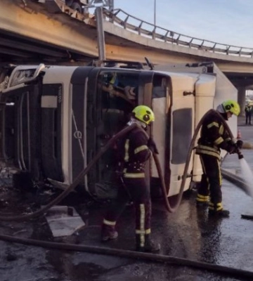 У Києві деблокували водія фури, що впала з мосту — фото
