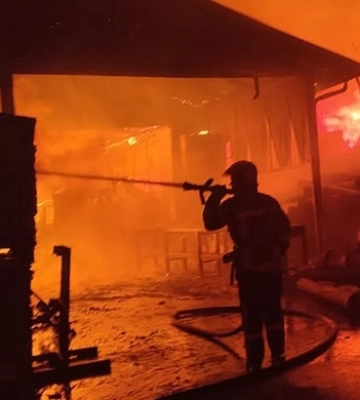 Пожежа на пилорамі на Камінь-Каширщині: вогонь гасили майже шість годин 