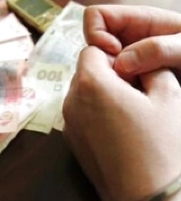 У Рівному з квартири викрали гроші, що лежали на дивані та на підвіконні