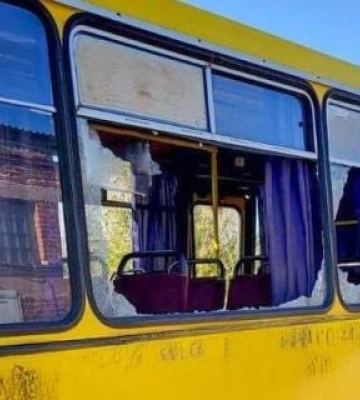 Росіяни у Корабельному районі Херсона атакували маршрутку, є поранені