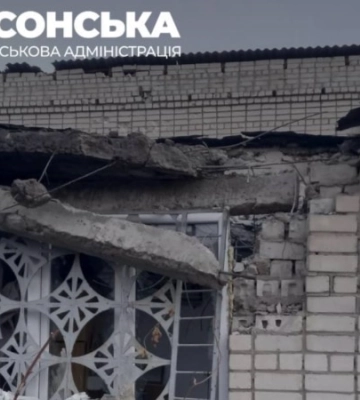 Росіяни у Корабельному районі Херсона атакували маршрутку, є поранені