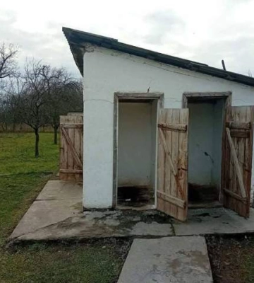 Освітня омбудсмен показала жахливі кадри вуличного шкільного туалету на Закарпатті