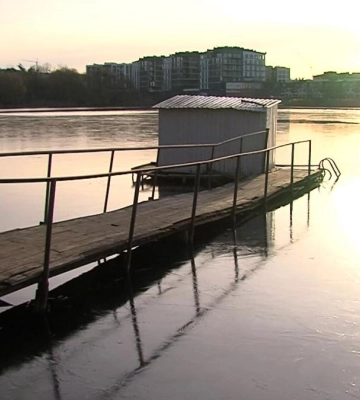 Крижана вода - не проблема: як у Рівному моржі купалися на новий рік (ВІДЕО)