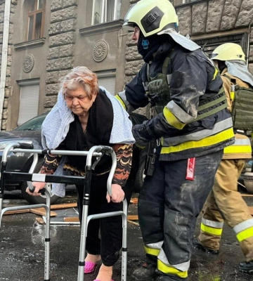 Атака &quot;шахедів&quot; на Банкову: уламки зруйнували житлові будинки, серед постраждалих - мати київського девелопера