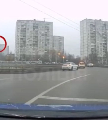 У Києві покарали водія, який проігнорував червоний сигнал світлофора — відео