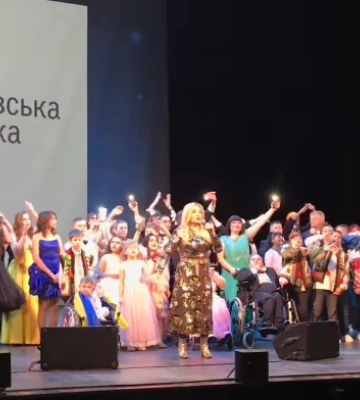 У Львівській опері 41 дитина з особливими освітніми потребами та 12 артистів встановили рекорд України (відео)