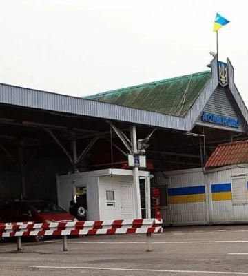 Мелитопольцы продолжают покидать оккупированный город: украинские пограничники забирают российские паспорта