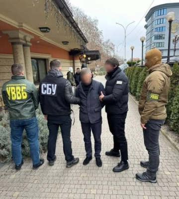 На Закарпатті викрили прикордонника, який за хабар сприяв у переправленні осіб призовного віку через державний кордон
