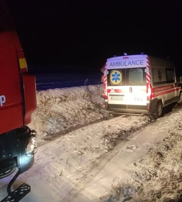 На Волині на ґрунтовій дорозі застрягла «швидка», яка їхала на виклик