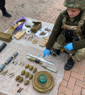 У Рівному поліцейські виявили в автомобілі на стоянці арсенал боєприпасів. ФОТО