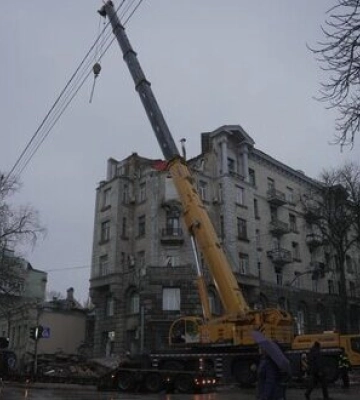 У Києві тривають роботи з ліквідації наслідків російської атаки: вже розібрали 5 бетонних монолітних плит. ФОТОрепортаж