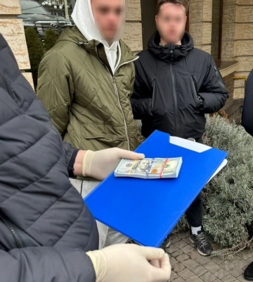 В Ужгороді затримали прикордонника, який за хабар сприяв у переправленні чоловіків за кордон