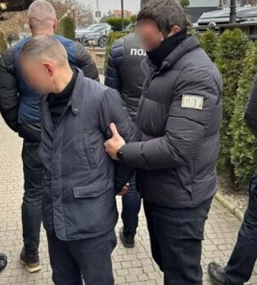 В Ужгороді затримали прикордонника, який за хабар сприяв у переправленні чоловіків за кордон