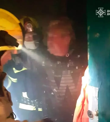 Виламали двері заради порятунку: на Дніпропетровщині в палаючій квартирі виявили двох людей