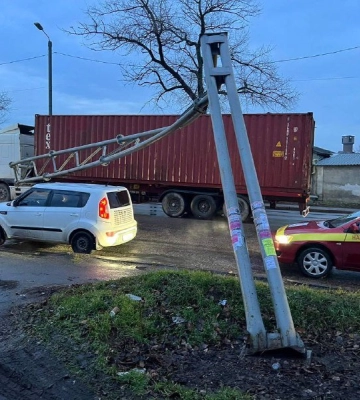 В Одесі вантажівка знесла габаритні ворота на Іванівському шляхопроводі, рух ускладнений