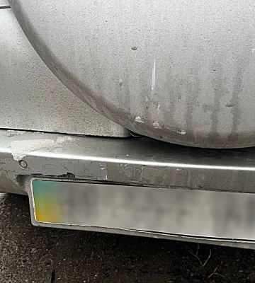 У Сумах водій в’їхав у припарковане авто і поїхав далі