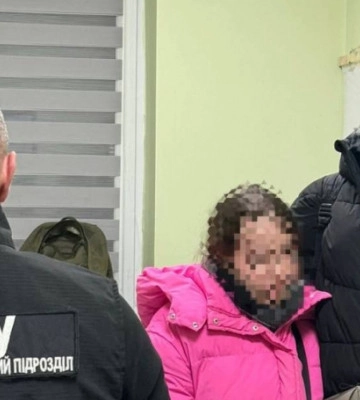 На Львівщині правоохоронці підозрюють жінку в організації фіктивного шлюбу для незаконного виїзду чоловіка за кордон