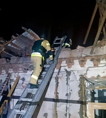 У ДСНС розповіли подробиці дронового удару по Київщині та опублікували фото наслідків