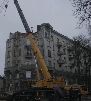 В Киеве до сих пор разбирают завалы дома на Печерске после атаки 1 января