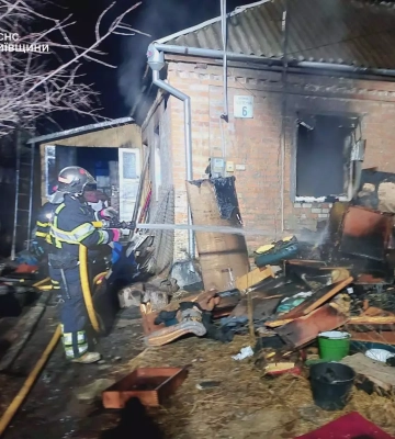 Під час ліквідації пожежі на Київщині бійці ДСНС врятували двох людей