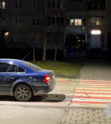 У Львові керманич автомобіля Volkswagen Passat збив 16-річну дівчину: її госпіталізували