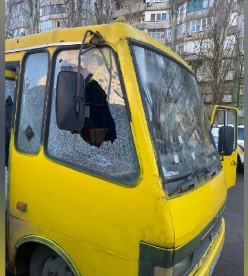 Який вигляд має маршрутка, яку атакували військові РФ у Херсоні