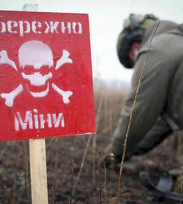 «Нам сейчас очень нужны люди!» - Гвардейцы-саперы чистят харьковские поля от взрывчатки и зовут к себе на службу