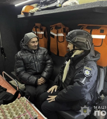 За два кілометри від ворога: «Білі Янголи» евакуювали останнього жителя з прифронтового села на Сумщині