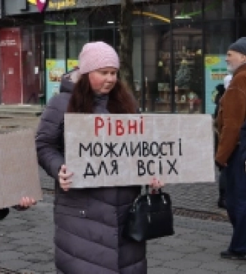 У Луцьку люди з порушеннями зору протестували через неякісне сповіщення зупинок у громадському транспорті