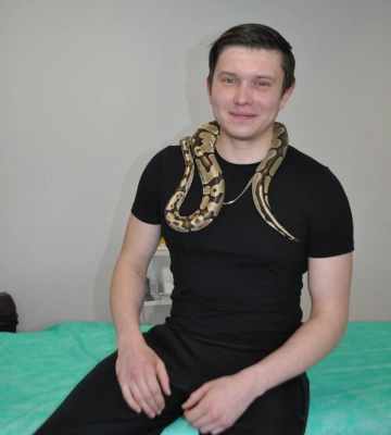 Від масажів удавом до порятунку на передовій: історія бойового медика Сергія Сахарчука з Волині