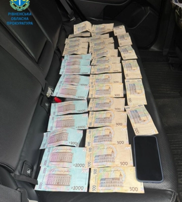 Голова громади на Рівненщині за хабар дозволив вирубку майже 800 сосен