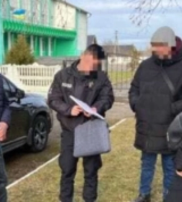 Голову громади на Рівненщині викрили на хабарі за вирубку понад 800 новорічних сосен