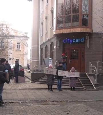 У Луцьку люди з порушеннями зору протестували через неякісне сповіщення зупинок у громадському транспорті