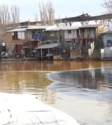 Понад 70 тонн олії, яка витекла в Південний Буг внаслідок пошкодження російським дроном резервуара, вже відкачали. ВIДЕО