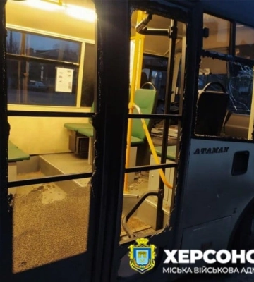 Російські військові атакували автобус у передмісті Херсона