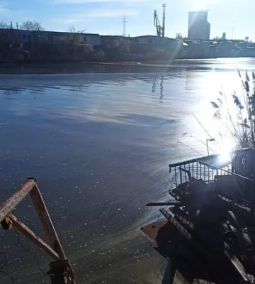 В Миколаєві внаслідок падіння уламків БпЛА стався витік олії в річку Південний Буг