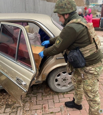 У Рівному поліцейські виявили в автомобілі арсенал боєприпасів (ФОТО)