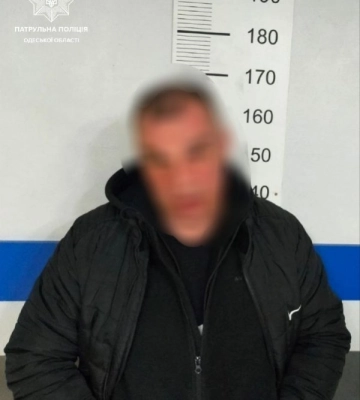 В Одесі зловмисник розбив скло і обікрав припаркований автомобіль