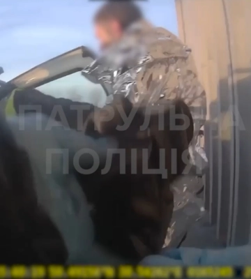 У Києві чоловік впав у воду з мосту і ледь не замерз на смерть (ВІДЕО)