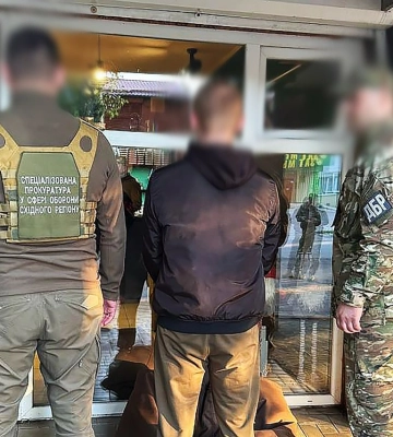 Хабарі за дозвіл на продаж алкоголю - на Донеччині судитимуть податківця та двох підприємців. ФОТО