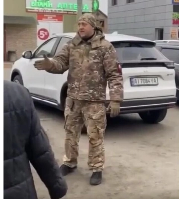 "Ви вибрали клоуна, впевнений, що ви за нього голосували", - представник ТЦК на Фастівщині поскандалив із жінкою через мобілізацію. ВIДЕО