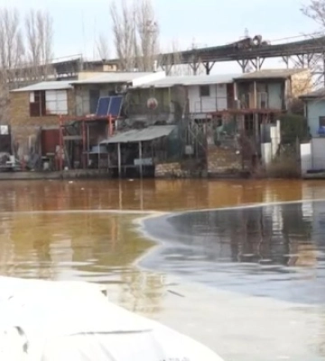 З Південного Бугу відкачали понад 70 тонн рослинної олії / Відео