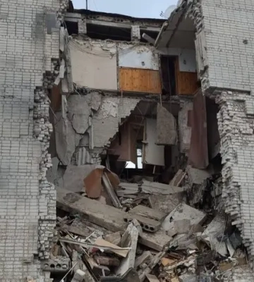 На Сумщині росіяни скинули КАБ на багатоповерхівку. Серед поранених є діти