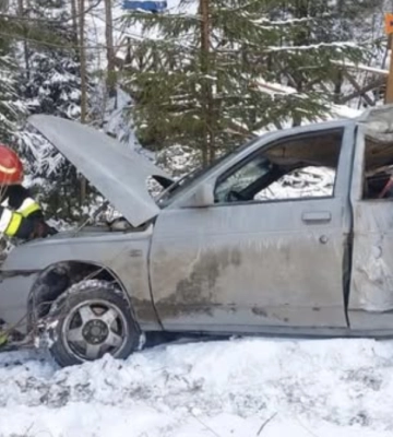 У селі Буковець легковик перекинувся на дах: водія затиснуло у салоні авто