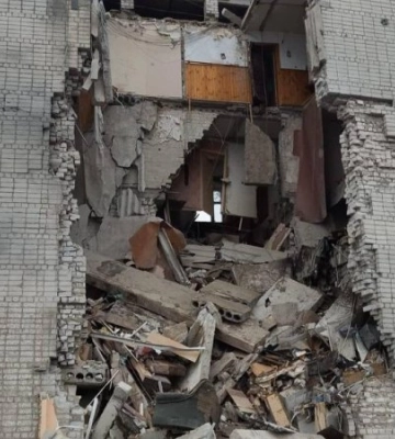 Росіяни скинули КАБ на багатоповерхівку на Сумщині: поранені троє людей, двоє з них — діти