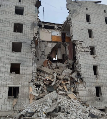 Окупанти скинули КАБ на багатоповерхівку у Сумській області — поранено дітей